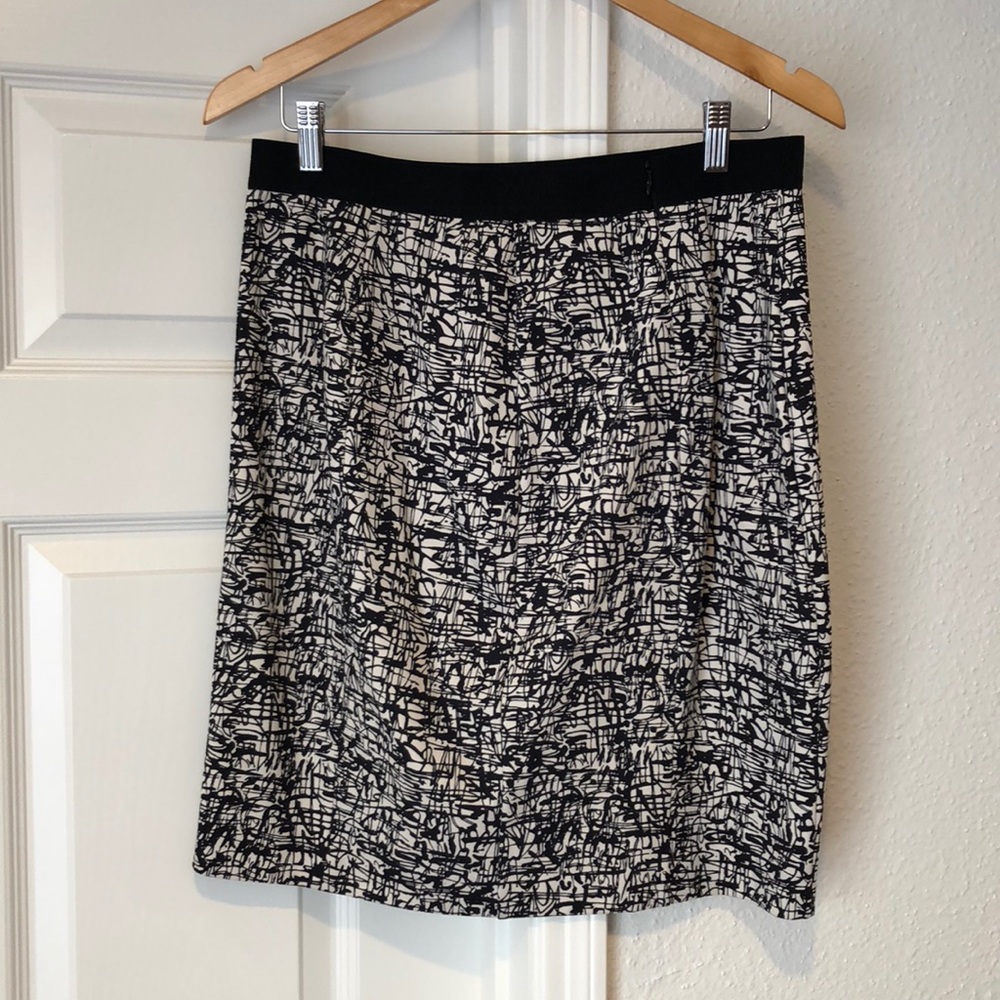 Black and white patterned pencil skirt